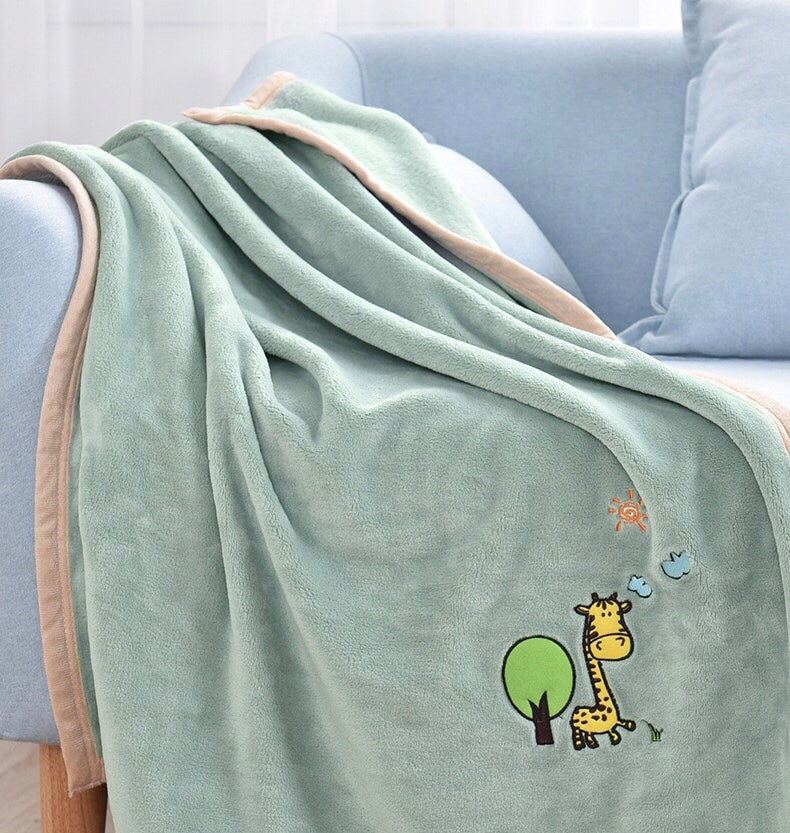 Blankets in warm colored flannel and with nice characters of your choice. Size: 100x120cm  - 100x70cm Giraffe