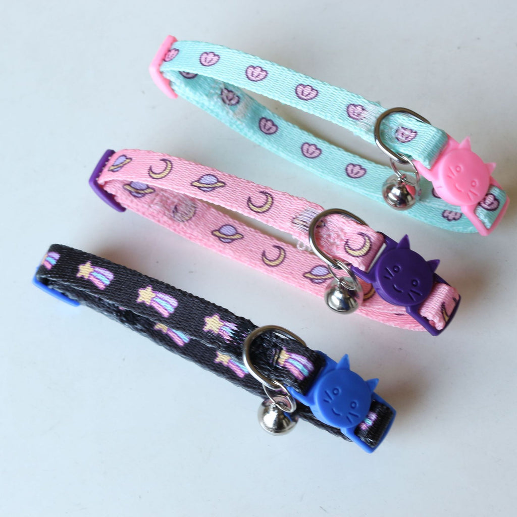 Cat collar with cute digital print, nylon with easy-to-open plastic buckle with a bell Comes in Black, pink, sky blue  Specifications (length * width): 1.0 * 20 ~ 33cm 