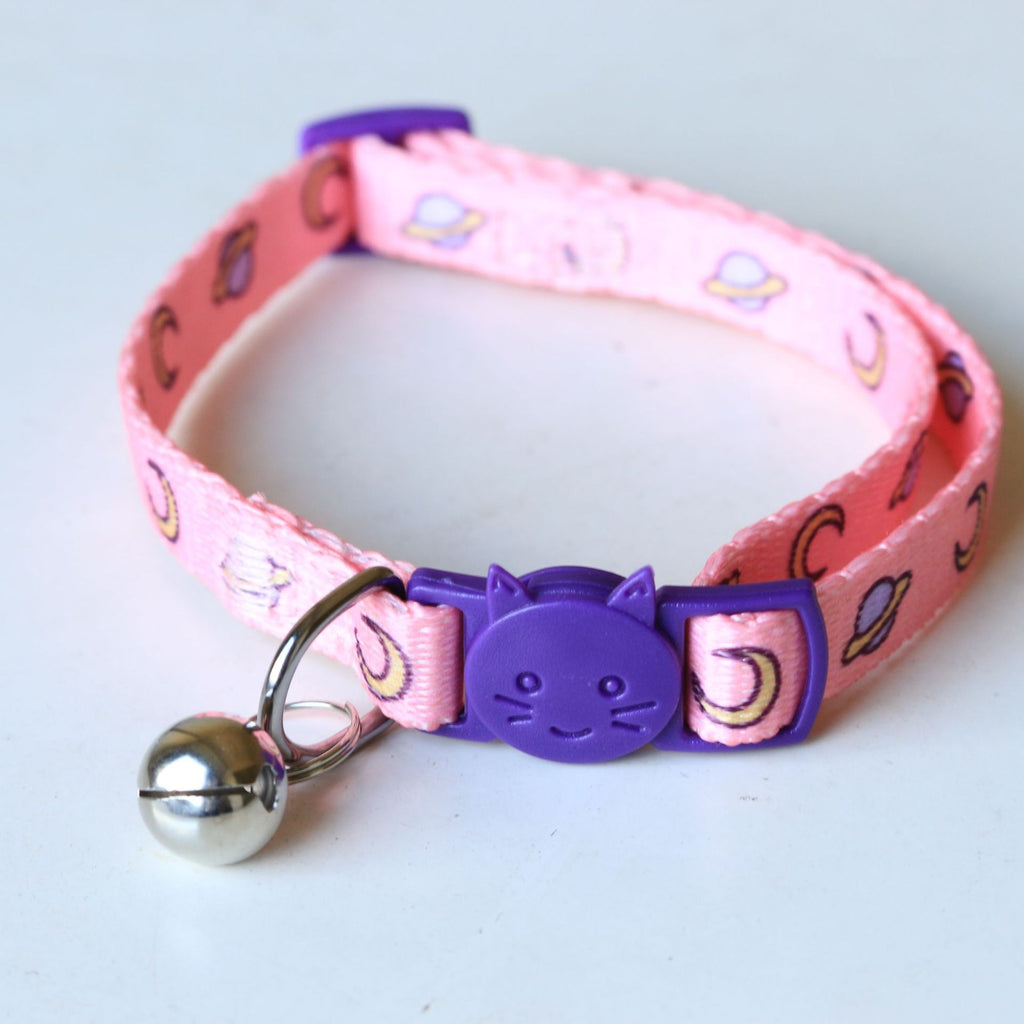 Cat collar with cute digital print, nylon with easy-to-open plastic buckle with a bell Comes in Black, pink, sky blue  Specifications (length * width): 1.0 * 20 ~ 33cm . Pink pattern shown