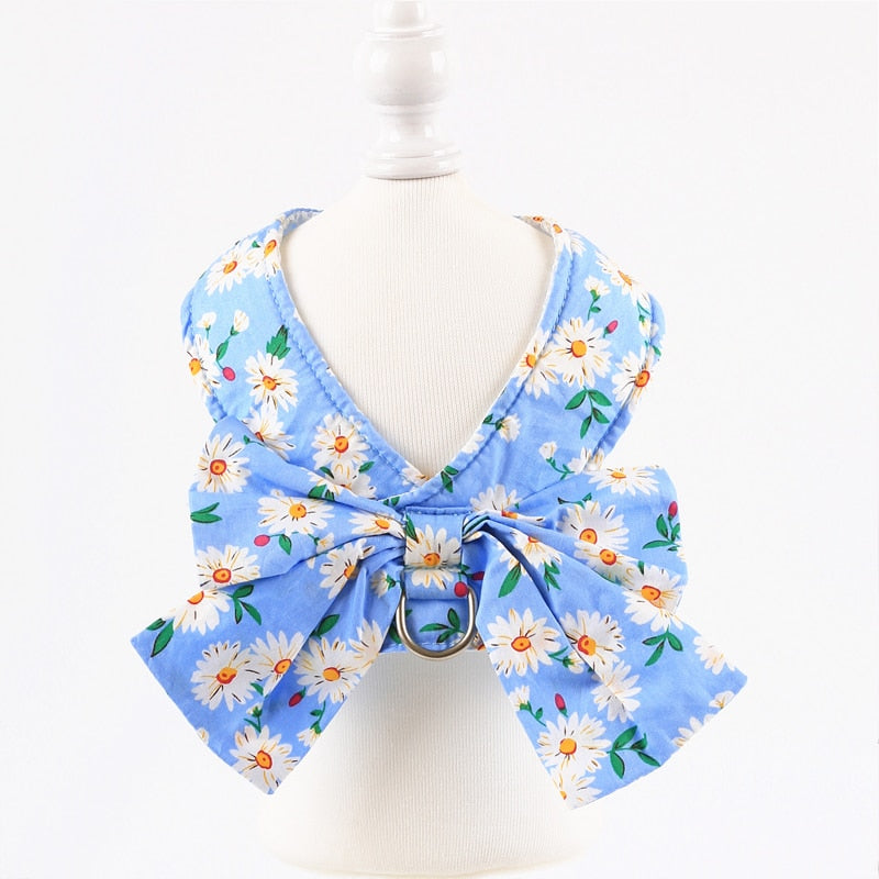 Elegant floral cat or a dog harness, easy to put on and take off. Ergonomic clips help quick unfastening. Pet Harness comes with a Leash Set of the same colour pattern. Suit cats and small dogs. Comes in 5 colour combinations: Green, Black, Orange, Light Blue, Pink Material: Polyester Pattern: Plaid Size: XS, S, M, L. Blue variation shown