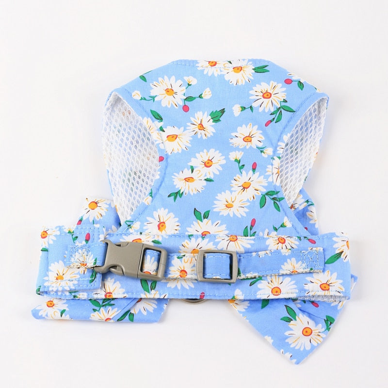 Elegant floral cat or a dog harness, easy to put on and take off. Ergonomic clips help quick unfastening. Pet Harness comes with a Leash Set of the same colour pattern. Suit cats and small dogs. Comes in 5 colour combinations: Green, Black, Orange, Light Blue, Pink Material: Polyester Pattern: Plaid Size: XS, S, M, L. Blue variation shown from the back