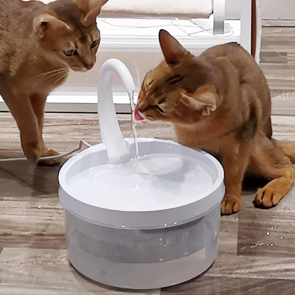 Cat water fountain with swan neck to always have running water. Give your cat that constant flow of water she's always looking for. This fountain that imitates the flow of a faucet charms animals and encourages pets to drink more water without being scared.