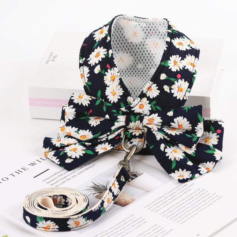 Elegant floral cat or a dog harness, easy to put on and take off. Ergonomic clips help quick unfastening. Pet Harness comes with a Leash Set of the same colour pattern. Suit cats and small dogs. Comes in 5 colour combinations: Green, Black, Orange, Light Blue, Pink Material: Polyester Pattern: Plaid Size: XS, S, M, L. Black pattern shown with bow