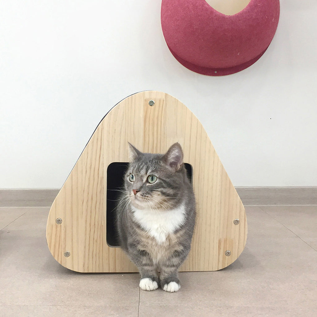 Cat is instinctively scratching to replace worn-out, old claws with new claws of the claws in layers. If you raise a cat, it will scratch all the furniture, walls, and doors in the house, causing the furniture to go bad. So you need extra cat furniture for the cat to scratch. In general, scratchers cut and made corrugated cardboard using glue, which is harmful to cats. Yaomi Scratcher considered the safety and economics of cats by using paper that minimizes the use of glue on the frame of wood.